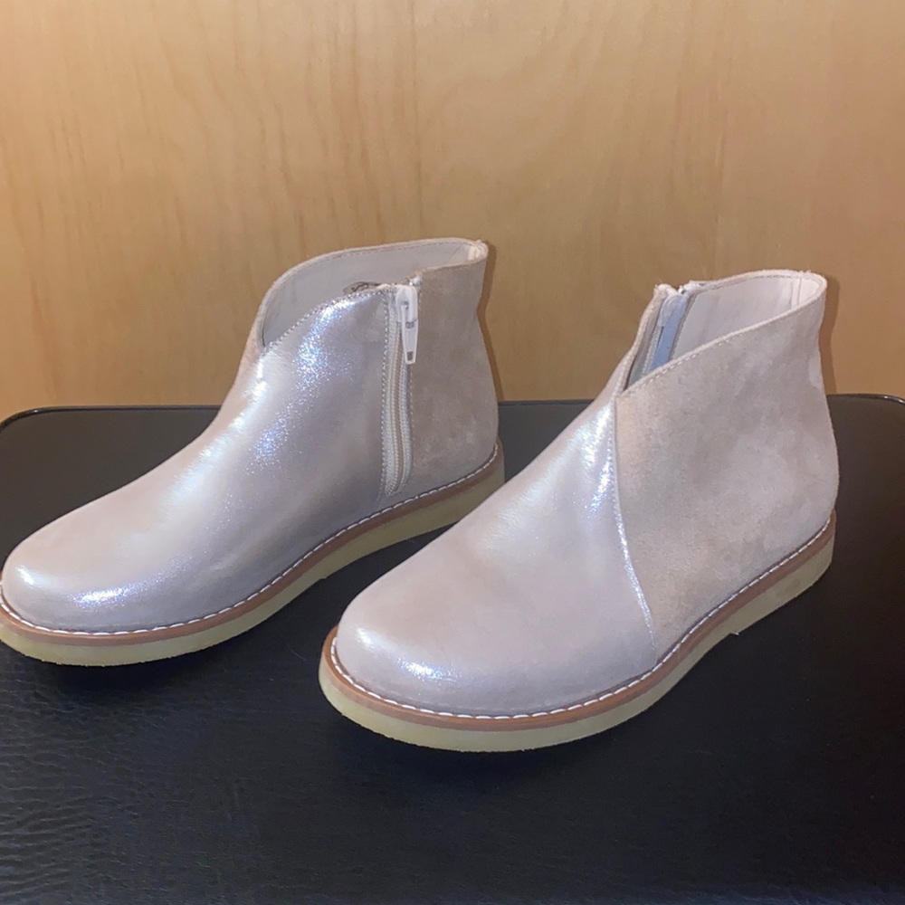 Girls silver boots -like new